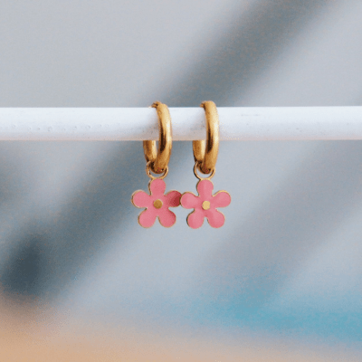 Oorring met hanger roze bloem