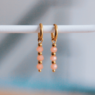 Oorring met roze en gouden hanger